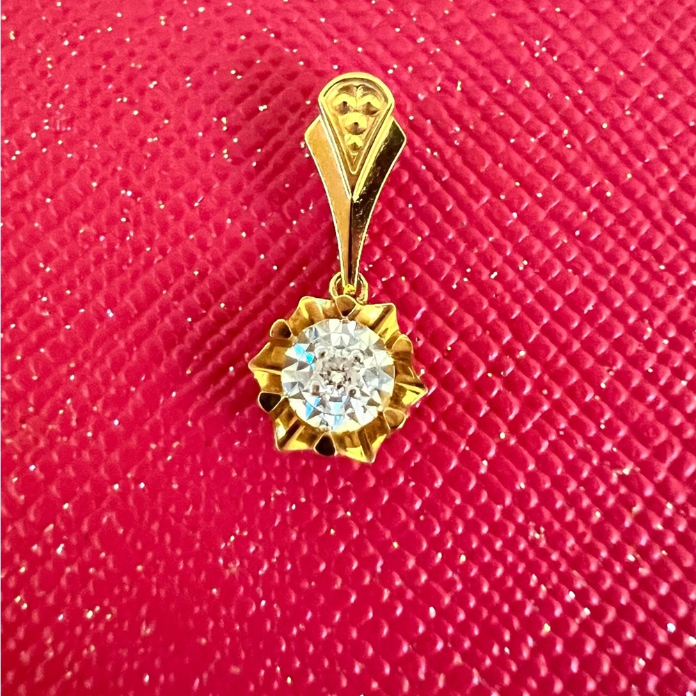 18k Diamond .019 carat Pendant